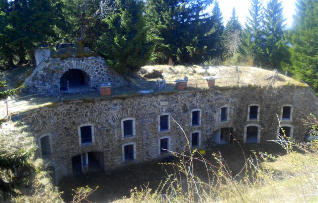 Fort et batteries militaires dans la forêt des Hurtières.
